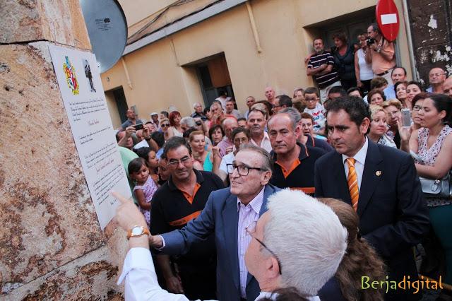descubrimiento de la placa homenaje a la familia de Manolo Escobar en Berja